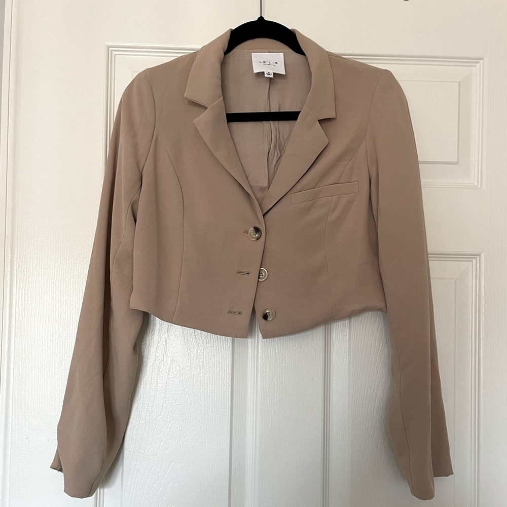 Le Lis Cream Short Blazer